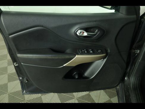Used 2017 Jeep Cherokee Limited AWD/4WD image 23