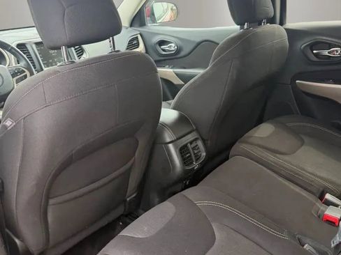 Used 2017 Jeep Cherokee Latitude w/ Cold Weather Group AWD/4WD image 17