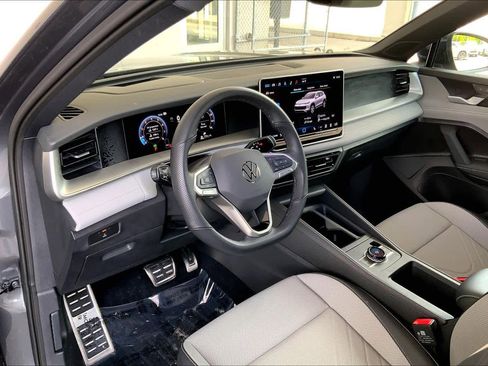 Used 2025 Volkswagen Tiguan SE R-Line AWD/4WD image 19
