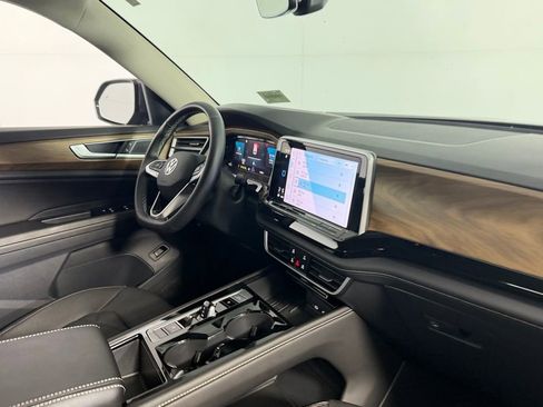 Used 2025 Volkswagen Atlas SE FWD image 31