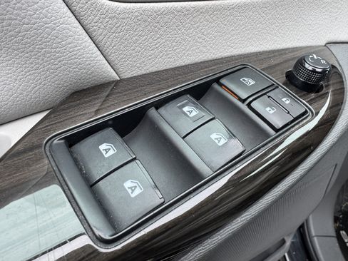 Used 2017 Toyota Sienna XLE Premium image 10