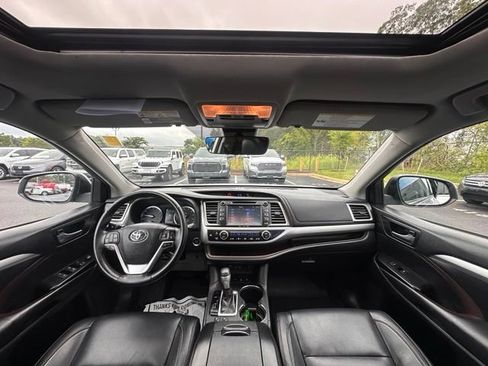 Used 2018 Toyota Highlander XLE AWD/4WD image 2
