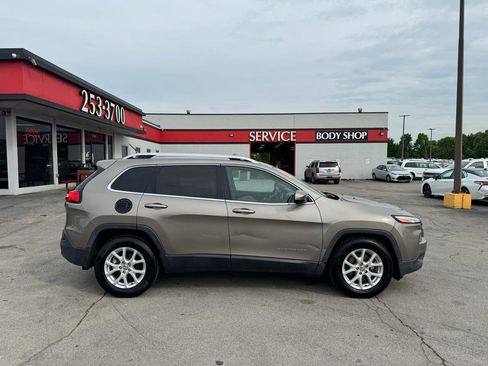 Used 2017 Jeep Cherokee Latitude w/ Cold Weather Group FWD image 2