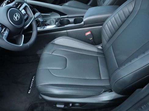 New 2025 Hyundai Elantra Limited image 17