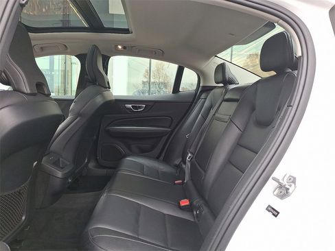 Used 2020 Volvo S60 T6 Momentum image 10