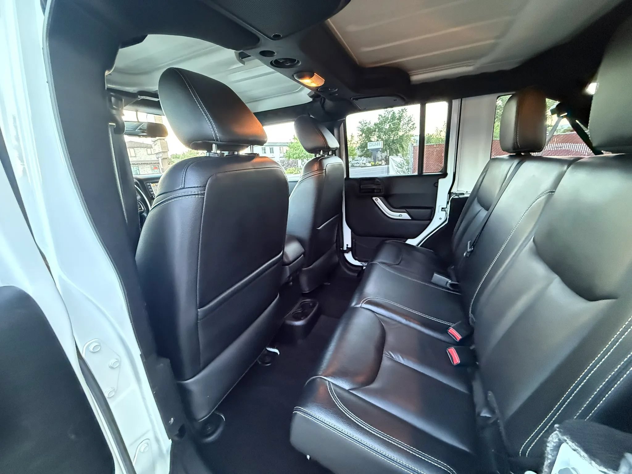 Used 2015 Jeep Wrangler Unlimited Sahara w/ Connectivity Group AWD/4WD image 13