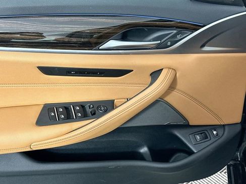 Used 2023 BMW 530e xDrive w/ Premium Package image 25