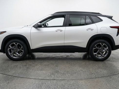 Used 2025 Chevrolet Trax LT FWD image 5