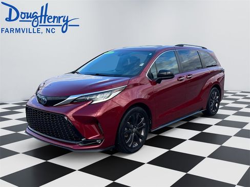 Used 2022 Toyota Sienna XSE image 1