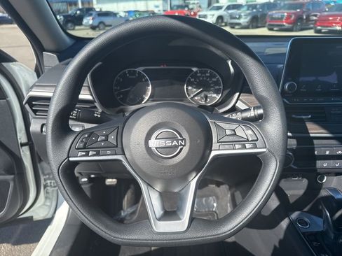 Used 2025 Nissan Altima 2.5 SV FWD image 15