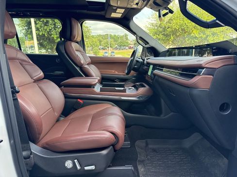 Used 2025 Lincoln Navigator Reserve AWD/4WD image 11