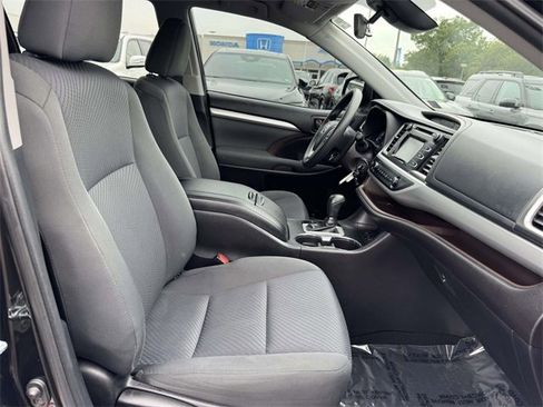 Used 2019 Toyota Highlander LE image 7