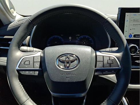 Used 2024 Toyota Highlander Limited AWD/4WD image 17
