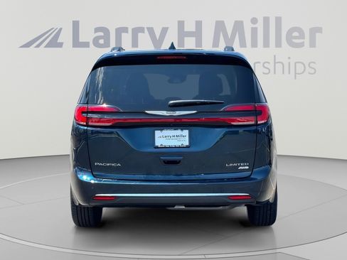 Used 2022 Chrysler Pacifica Limited w/ Uconnect Theater Family Group AWD/4WD image 5
