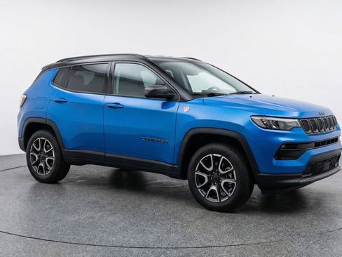 Used 2025 Jeep Compass Trailhawk AWD/4WD image 1