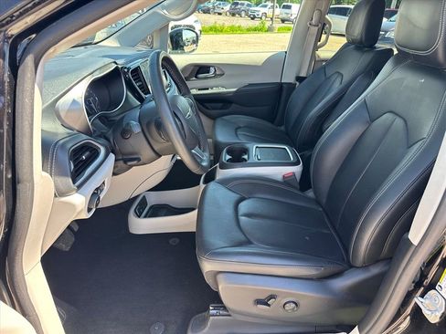 Used 2024 Chrysler Pacifica Touring-L AWD/4WD image 8