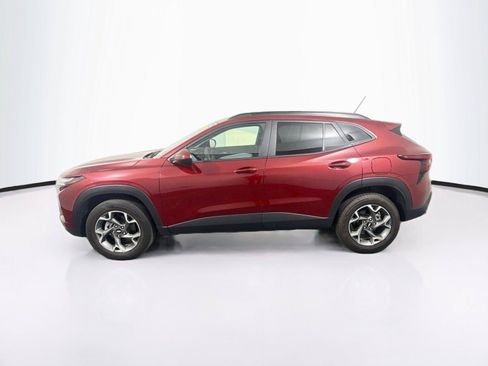 Used 2025 Chevrolet Trax LT FWD image 2