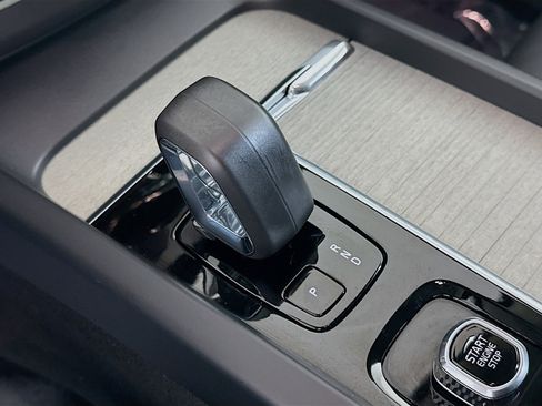 Used 2025 Volvo XC60 B5 Plus image 20