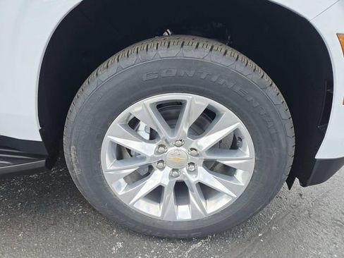 New 2026 Chevrolet Suburban Premier w/ Sun And Tow Package AWD/4WD image 17