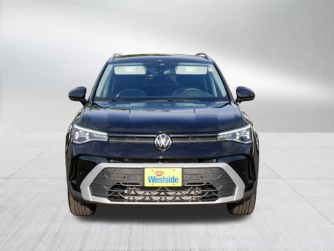 Certified 2025 Volkswagen Taos SE w/ Panoramic Sunroof Package AWD/4WD image 2