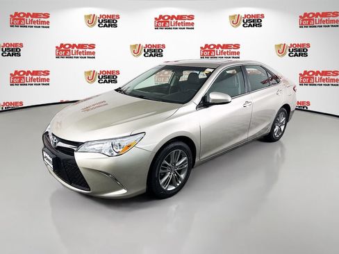 Used 2017 Toyota Camry SE w/ Moonroof Package FWD image 12