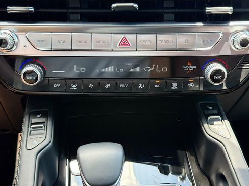 Used 2025 Kia Telluride SX w/ SX Captain's Chair Package FWD image 36