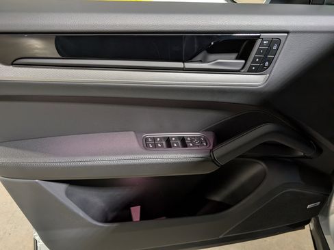 Used 2025 Porsche Cayenne image 18