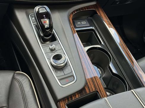 Used 2021 Cadillac Escalade Premium Luxury AWD/4WD image 17