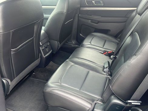 Used 2018 Ford Explorer XLT w/ Equipment Group 202A AWD/4WD image 14