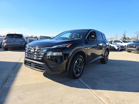 Used 2024 Nissan Rogue SV image 1