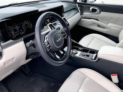 Certified 2022 Kia Sorento SX w/ Panoramic Sunroof Package image 12