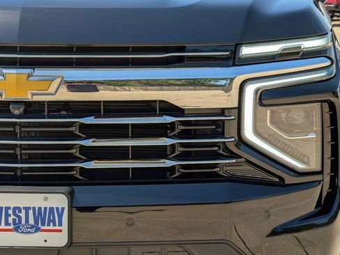 Used 2025 Chevrolet Suburban LT w/ Comfort Package AWD/4WD image 9