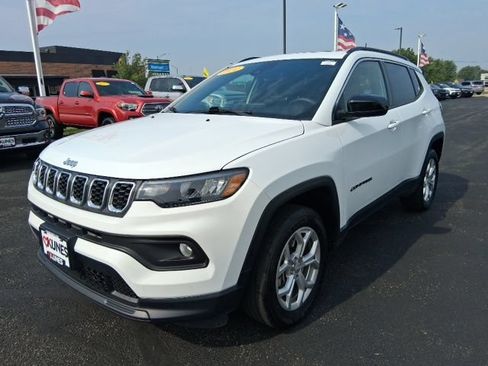 Used 2024 Jeep Compass Latitude w/ Sun and Sound Group AWD/4WD image 11