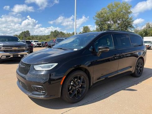 Used 2025 Chrysler Pacifica Limited FWD image 7