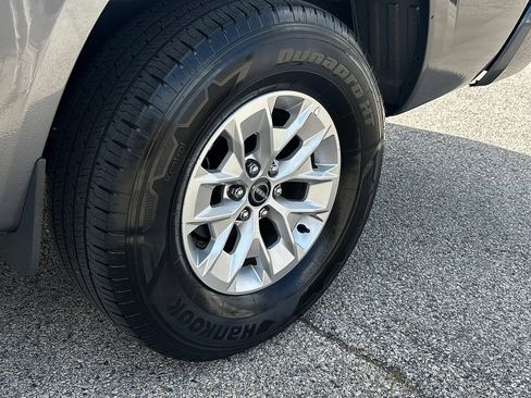 Used 2024 Nissan Frontier SV image 11