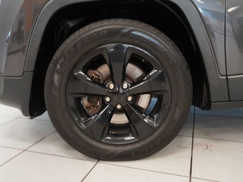 Used 2016 Jeep Cherokee Latitude w/ Comfort/Convenience Group AWD/4WD image 18