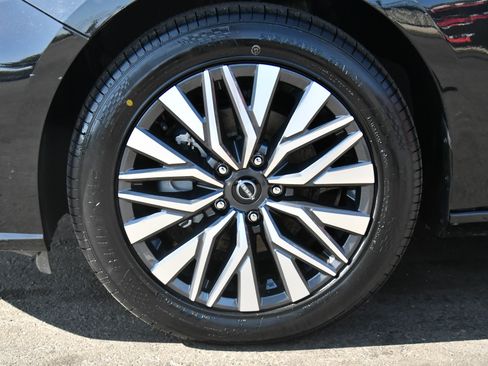 Used 2024 Nissan Altima 2.5 SV image 12