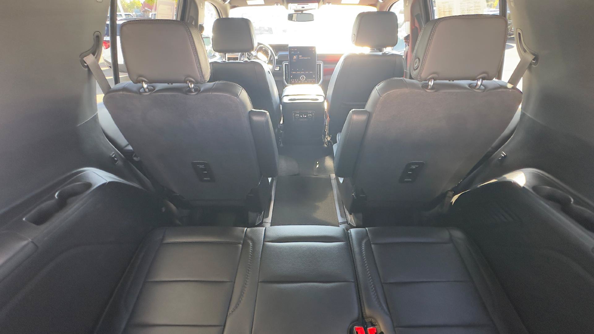 Used 2025 GMC Yukon Denali AWD/4WD image 8