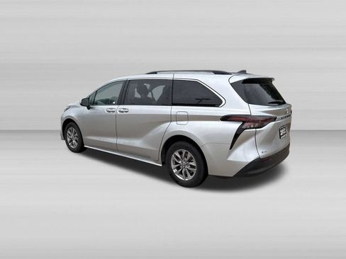 Used 2025 Toyota Sienna XLE FWD image 8