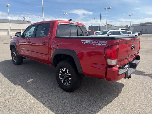 Used 2016 Toyota Tacoma TRD Off-Road AWD/4WD image 3