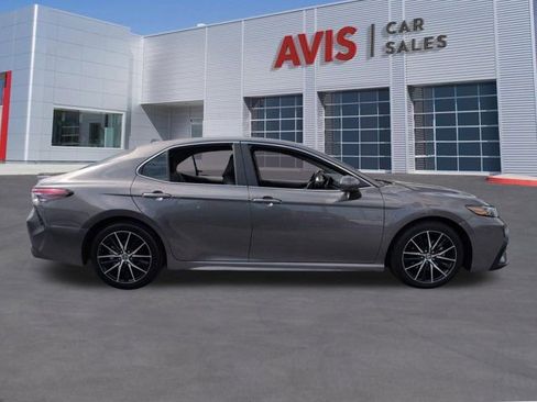 Used 2024 Toyota Camry SE image 5