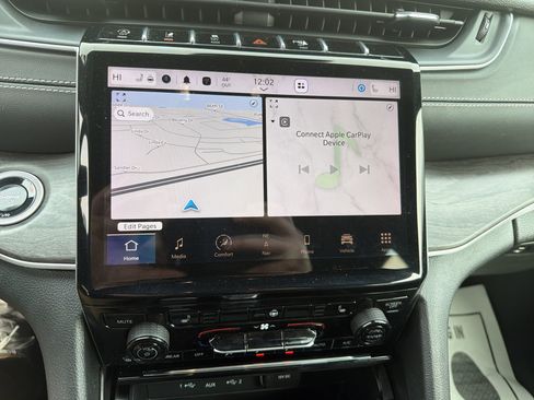 Used 2024 Jeep Grand Cherokee L Limited image 20