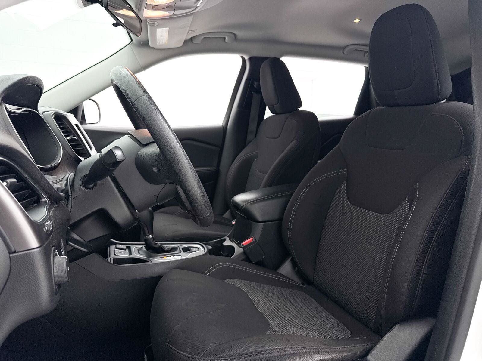 Used 2019 Jeep Cherokee Latitude w/ Popular Appearance Group FWD image 18