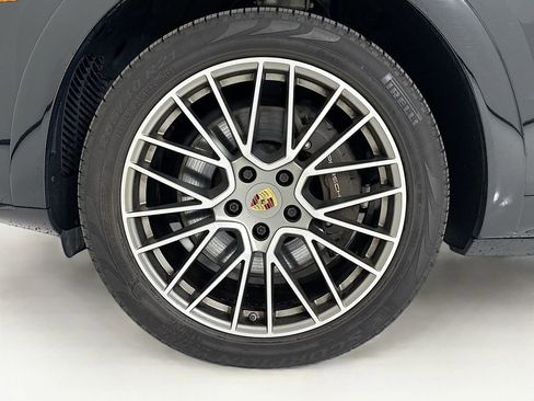 Certified 2023 Porsche Cayenne Platinum Edition image 11