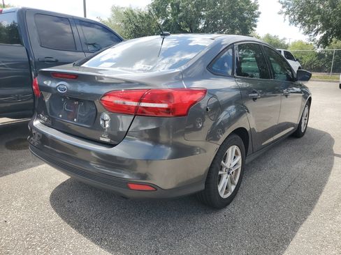 Used 2018 Ford Focus SE FWD image 4