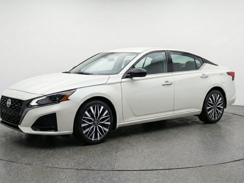 Used 2025 Nissan Altima 2.5 SV FWD image 3
