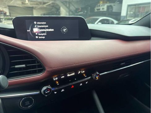 Used 2021 MAZDA MAZDA3 Hatchback w/Premium Plus Pkg image 16