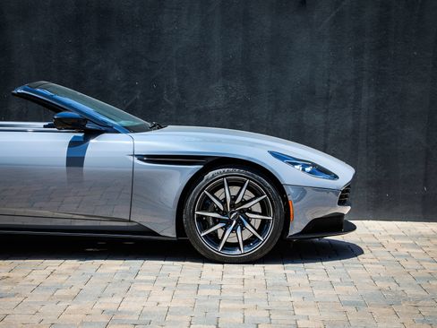 Used 2022 Aston Martin DB11 Volante RWD image 15
