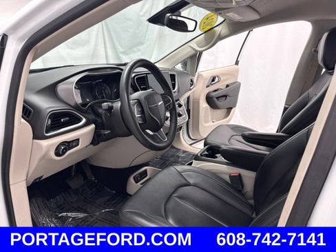 Used 2024 Chrysler Pacifica Touring-L FWD image 9