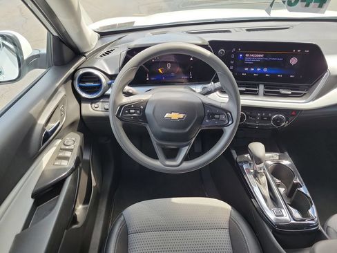 Used 2025 Chevrolet Trax LT FWD image 13